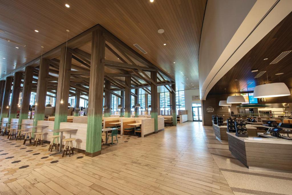 Hall - Endless Summer Resort – Dockside Inn and Suites